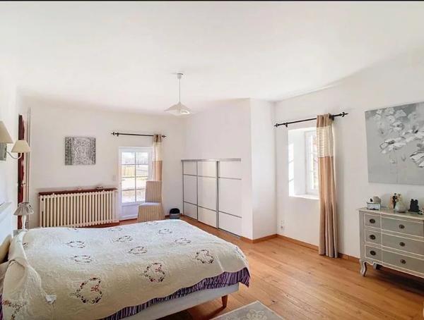 Superbe manoir périgourdin en pierre de 6 chambres avec 2 logements indépendants et piscine