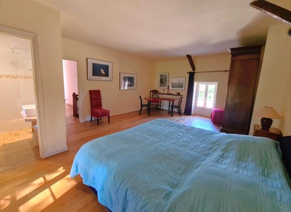 Superbe manoir périgourdin en pierre de 6 chambres avec 2 logements indépendants et piscine