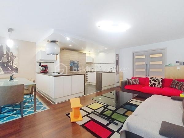 Vous cherchez un appartement spacieux et lumineux sans travaux rénové avec goût dans un quartier dynamique ce bien est fait pour vous.
L’appartement est composé d’une entrée, d’un double séjour avec cuisine ouverte toute équipée avec un balcon sur tout le long, de 3 chambres, d’une salle de bain, d’un wc, d’une douche à l'italienne indépendante et d’un placard pouvant servir de dressing.
La cuisine moderne et fonctionnelle est équipée d'appareils électroménagers de qualité.
Les baies vitrées récentes en triples vitrages vous offrent sur la pièce de vie de la lumière naturelle tout au long de la journée.
Niché dans un quartier animé et convivial, cet appartement bénéficie d'un emplacement privilégié à proximité des commerces, des écoles, des transports en commun (RER C et D, ligne H, tramway T1 au pied de l’immeuble), et à 1 km à peine vous pourrez vous retrouver dans le parc le plus vaste de Hauts de seine (parc départementale CHANTERAINES)
Idéal pour investissement locatif car il est situé à 12 minutes en voiture du stade de France et à 15 minutes en transport.