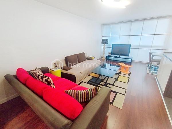 Vous cherchez un appartement spacieux et lumineux sans travaux rénové avec goût dans un quartier dynamique ce bien est fait pour vous.
L’appartement est composé d’une entrée, d’un double séjour avec cuisine ouverte toute équipée avec un balcon sur tout le long, de 3 chambres, d’une salle de bain, d’un wc, d’une douche à l'italienne indépendante et d’un placard pouvant servir de dressing.
La cuisine moderne et fonctionnelle est équipée d'appareils électroménagers de qualité.
Les baies vitrées récentes en triples vitrages vous offrent sur la pièce de vie de la lumière naturelle tout au long de la journée.
Niché dans un quartier animé et convivial, cet appartement bénéficie d'un emplacement privilégié à proximité des commerces, des écoles, des transports en commun (RER C et D, ligne H, tramway T1 au pied de l’immeuble), et à 1 km à peine vous pourrez vous retrouver dans le parc le plus vaste de Hauts de seine (parc départementale CHANTERAINES)
Idéal pour investissement locatif car il est situé à 12 minutes en voiture du stade de France et à 15 minutes en transport.