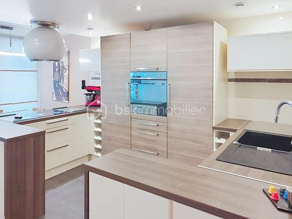 Vous cherchez un appartement spacieux et lumineux sans travaux rénové avec goût dans un quartier dynamique ce bien est fait pour vous.
L’appartement est composé d’une entrée, d’un double séjour avec cuisine ouverte toute équipée avec un balcon sur tout le long, de 3 chambres, d’une salle de bain, d’un wc, d’une douche à l'italienne indépendante et d’un placard pouvant servir de dressing.
La cuisine moderne et fonctionnelle est équipée d'appareils électroménagers de qualité.
Les baies vitrées récentes en triples vitrages vous offrent sur la pièce de vie de la lumière naturelle tout au long de la journée.
Niché dans un quartier animé et convivial, cet appartement bénéficie d'un emplacement privilégié à proximité des commerces, des écoles, des transports en commun (RER C et D, ligne H, tramway T1 au pied de l’immeuble), et à 1 km à peine vous pourrez vous retrouver dans le parc le plus vaste de Hauts de seine (parc départementale CHANTERAINES)
Idéal pour investissement locatif car il est situé à 12 minutes en voiture du stade de France et à 15 minutes en transport.