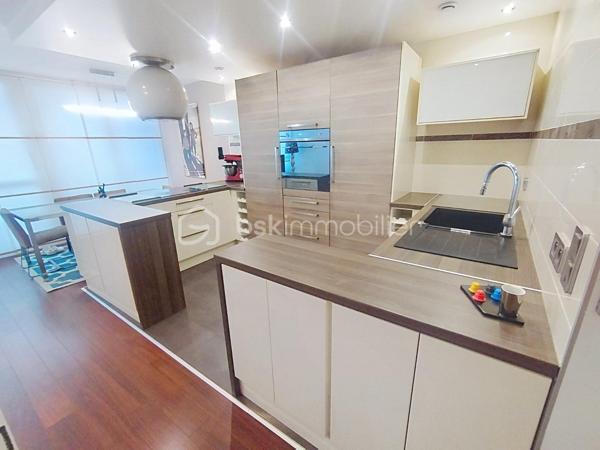 Vous cherchez un appartement spacieux et lumineux sans travaux rénové avec goût dans un quartier dynamique ce bien est fait pour vous.
L’appartement est composé d’une entrée, d’un double séjour avec cuisine ouverte toute équipée avec un balcon sur tout le long, de 3 chambres, d’une salle de bain, d’un wc, d’une douche à l'italienne indépendante et d’un placard pouvant servir de dressing.
La cuisine moderne et fonctionnelle est équipée d'appareils électroménagers de qualité.
Les baies vitrées récentes en triples vitrages vous offrent sur la pièce de vie de la lumière naturelle tout au long de la journée.
Niché dans un quartier animé et convivial, cet appartement bénéficie d'un emplacement privilégié à proximité des commerces, des écoles, des transports en commun (RER C et D, ligne H, tramway T1 au pied de l’immeuble), et à 1 km à peine vous pourrez vous retrouver dans le parc le plus vaste de Hauts de seine (parc départementale CHANTERAINES)
Idéal pour investissement locatif car il est situé à 12 minutes en voiture du stade de France et à 15 minutes en transport.