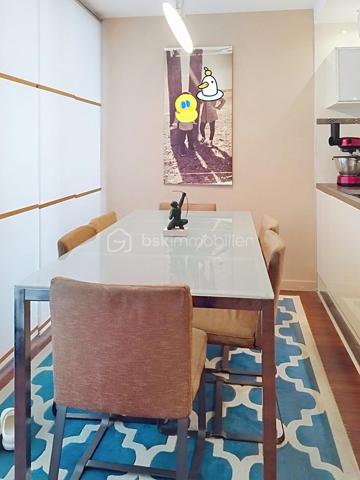 Vous cherchez un appartement spacieux et lumineux sans travaux rénové avec goût dans un quartier dynamique ce bien est fait pour vous.
L’appartement est composé d’une entrée, d’un double séjour avec cuisine ouverte toute équipée avec un balcon sur tout le long, de 3 chambres, d’une salle de bain, d’un wc, d’une douche à l'italienne indépendante et d’un placard pouvant servir de dressing.
La cuisine moderne et fonctionnelle est équipée d'appareils électroménagers de qualité.
Les baies vitrées récentes en triples vitrages vous offrent sur la pièce de vie de la lumière naturelle tout au long de la journée.
Niché dans un quartier animé et convivial, cet appartement bénéficie d'un emplacement privilégié à proximité des commerces, des écoles, des transports en commun (RER C et D, ligne H, tramway T1 au pied de l’immeuble), et à 1 km à peine vous pourrez vous retrouver dans le parc le plus vaste de Hauts de seine (parc départementale CHANTERAINES)
Idéal pour investissement locatif car il est situé à 12 minutes en voiture du stade de France et à 15 minutes en transport.