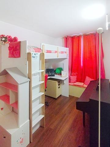 Vous cherchez un appartement spacieux et lumineux sans travaux rénové avec goût dans un quartier dynamique ce bien est fait pour vous.
L’appartement est composé d’une entrée, d’un double séjour avec cuisine ouverte toute équipée avec un balcon sur tout le long, de 3 chambres, d’une salle de bain, d’un wc, d’une douche à l'italienne indépendante et d’un placard pouvant servir de dressing.
La cuisine moderne et fonctionnelle est équipée d'appareils électroménagers de qualité.
Les baies vitrées récentes en triples vitrages vous offrent sur la pièce de vie de la lumière naturelle tout au long de la journée.
Niché dans un quartier animé et convivial, cet appartement bénéficie d'un emplacement privilégié à proximité des commerces, des écoles, des transports en commun (RER C et D, ligne H, tramway T1 au pied de l’immeuble), et à 1 km à peine vous pourrez vous retrouver dans le parc le plus vaste de Hauts de seine (parc départementale CHANTERAINES)
Idéal pour investissement locatif car il est situé à 12 minutes en voiture du stade de France et à 15 minutes en transport.