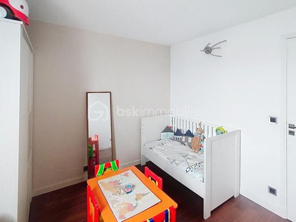 Vous cherchez un appartement spacieux et lumineux sans travaux rénové avec goût dans un quartier dynamique ce bien est fait pour vous.
L’appartement est composé d’une entrée, d’un double séjour avec cuisine ouverte toute équipée avec un balcon sur tout le long, de 3 chambres, d’une salle de bain, d’un wc, d’une douche à l'italienne indépendante et d’un placard pouvant servir de dressing.
La cuisine moderne et fonctionnelle est équipée d'appareils électroménagers de qualité.
Les baies vitrées récentes en triples vitrages vous offrent sur la pièce de vie de la lumière naturelle tout au long de la journée.
Niché dans un quartier animé et convivial, cet appartement bénéficie d'un emplacement privilégié à proximité des commerces, des écoles, des transports en commun (RER C et D, ligne H, tramway T1 au pied de l’immeuble), et à 1 km à peine vous pourrez vous retrouver dans le parc le plus vaste de Hauts de seine (parc départementale CHANTERAINES)
Idéal pour investissement locatif car il est situé à 12 minutes en voiture du stade de France et à 15 minutes en transport.