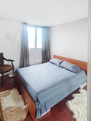 Vous cherchez un appartement spacieux et lumineux sans travaux rénové avec goût dans un quartier dynamique ce bien est fait pour vous.
L’appartement est composé d’une entrée, d’un double séjour avec cuisine ouverte toute équipée avec un balcon sur tout le long, de 3 chambres, d’une salle de bain, d’un wc, d’une douche à l'italienne indépendante et d’un placard pouvant servir de dressing.
La cuisine moderne et fonctionnelle est équipée d'appareils électroménagers de qualité.
Les baies vitrées récentes en triples vitrages vous offrent sur la pièce de vie de la lumière naturelle tout au long de la journée.
Niché dans un quartier animé et convivial, cet appartement bénéficie d'un emplacement privilégié à proximité des commerces, des écoles, des transports en commun (RER C et D, ligne H, tramway T1 au pied de l’immeuble), et à 1 km à peine vous pourrez vous retrouver dans le parc le plus vaste de Hauts de seine (parc départementale CHANTERAINES)
Idéal pour investissement locatif car il est situé à 12 minutes en voiture du stade de France et à 15 minutes en transport.