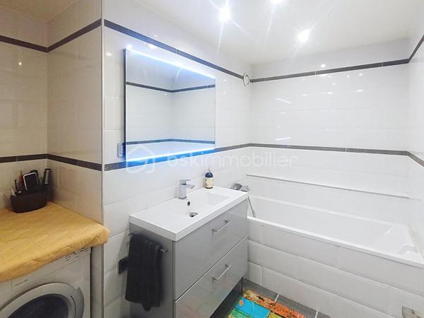Vous cherchez un appartement spacieux et lumineux sans travaux rénové avec goût dans un quartier dynamique ce bien est fait pour vous.
L’appartement est composé d’une entrée, d’un double séjour avec cuisine ouverte toute équipée avec un balcon sur tout le long, de 3 chambres, d’une salle de bain, d’un wc, d’une douche à l'italienne indépendante et d’un placard pouvant servir de dressing.
La cuisine moderne et fonctionnelle est équipée d'appareils électroménagers de qualité.
Les baies vitrées récentes en triples vitrages vous offrent sur la pièce de vie de la lumière naturelle tout au long de la journée.
Niché dans un quartier animé et convivial, cet appartement bénéficie d'un emplacement privilégié à proximité des commerces, des écoles, des transports en commun (RER C et D, ligne H, tramway T1 au pied de l’immeuble), et à 1 km à peine vous pourrez vous retrouver dans le parc le plus vaste de Hauts de seine (parc départementale CHANTERAINES)
Idéal pour investissement locatif car il est situé à 12 minutes en voiture du stade de France et à 15 minutes en transport.