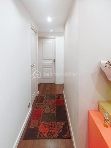 Vous cherchez un appartement spacieux et lumineux sans travaux rénové avec goût dans un quartier dynamique ce bien est fait pour vous.
L’appartement est composé d’une entrée, d’un double séjour avec cuisine ouverte toute équipée avec un balcon sur tout le long, de 3 chambres, d’une salle de bain, d’un wc, d’une douche à l'italienne indépendante et d’un placard pouvant servir de dressing.
La cuisine moderne et fonctionnelle est équipée d'appareils électroménagers de qualité.
Les baies vitrées récentes en triples vitrages vous offrent sur la pièce de vie de la lumière naturelle tout au long de la journée.
Niché dans un quartier animé et convivial, cet appartement bénéficie d'un emplacement privilégié à proximité des commerces, des écoles, des transports en commun (RER C et D, ligne H, tramway T1 au pied de l’immeuble), et à 1 km à peine vous pourrez vous retrouver dans le parc le plus vaste de Hauts de seine (parc départementale CHANTERAINES)
Idéal pour investissement locatif car il est situé à 12 minutes en voiture du stade de France et à 15 minutes en transport.