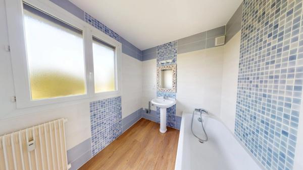 Vente                                                      Appartement
                        
                     4 pièces                      81 m2                     à Luisant