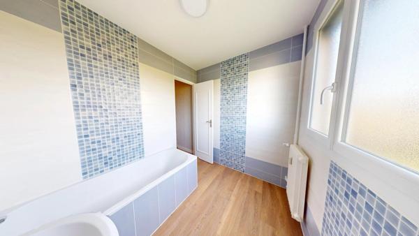 Vente                                                      Appartement
                        
                     4 pièces                      81 m2                     à Luisant