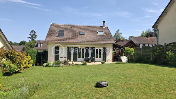 Située dans un environnement calme et privilégié de St Arnoult en Yveline,
 Découvrez cette agréable maison de style traditionnel offrant de beaux volumes et une configuration parfaite pour concilier vie de famille et télétravail.

Au rez-de-chaussée : Dès l'entrée, vous accédez à une vie de plain-pied confortable. Le grand salon/séjour avec une lumière traversante, réchauffé par une magnifique cheminée en pierre, constitue le cœur chaleureux de la maison. 

Ce niveau comprend également une cuisine aménagée ouverte , une salle d'eau, ainsi qu'une chambre confortable offrant une vue directe et un accès sur l'extérieur.

À l'étage : 
Un long couloir parqueté  dessert l'espace nuit et de travail. Vous y découvrirez trois belles chambres mansardées, dont un bureau indépendant ou une grande chambre, idéal pour travailler au calme. Toutes les pièces de cet étage sont particulièrement lumineuses grâce à leurs grandes fenêtres de toit.

Les extérieurs et annexes : 
La maison est édifiée sur une superbe parcelle arborée et fleurie. Vous profiterez de deux terrasses pour suivre le soleil à tout moment de la journée, d'un bel espace de verdure entièrement clos et d'un charmant petit verger. Un garage extérieur permet de stationner votre véhicule et offre un accès direct et pratique à la maison.

Ses atouts : 
Toiture et isolation refaites en 2025, double vitrage, aucun vis-à-vis direct, environnement verdoyant à proximité immédiate des commodités et des transports.