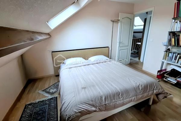 Située dans un environnement calme et privilégié de St Arnoult en Yveline,
 Découvrez cette agréable maison de style traditionnel offrant de beaux volumes et une configuration parfaite pour concilier vie de famille et télétravail.

Au rez-de-chaussée : Dès l'entrée, vous accédez à une vie de plain-pied confortable. Le grand salon/séjour avec une lumière traversante, réchauffé par une magnifique cheminée en pierre, constitue le cœur chaleureux de la maison. 

Ce niveau comprend également une cuisine aménagée ouverte , une salle d'eau, ainsi qu'une chambre confortable offrant une vue directe et un accès sur l'extérieur.

À l'étage : 
Un long couloir parqueté  dessert l'espace nuit et de travail. Vous y découvrirez trois belles chambres mansardées, dont un bureau indépendant ou une grande chambre, idéal pour travailler au calme. Toutes les pièces de cet étage sont particulièrement lumineuses grâce à leurs grandes fenêtres de toit.

Les extérieurs et annexes : 
La maison est édifiée sur une superbe parcelle arborée et fleurie. Vous profiterez de deux terrasses pour suivre le soleil à tout moment de la journée, d'un bel espace de verdure entièrement clos et d'un charmant petit verger. Un garage extérieur permet de stationner votre véhicule et offre un accès direct et pratique à la maison.

Ses atouts : 
Toiture et isolation refaites en 2025, double vitrage, aucun vis-à-vis direct, environnement verdoyant à proximité immédiate des commodités et des transports.