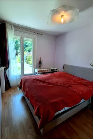 Située dans un environnement calme et privilégié de St Arnoult en Yveline,
 Découvrez cette agréable maison de style traditionnel offrant de beaux volumes et une configuration parfaite pour concilier vie de famille et télétravail.

Au rez-de-chaussée : Dès l'entrée, vous accédez à une vie de plain-pied confortable. Le grand salon/séjour avec une lumière traversante, réchauffé par une magnifique cheminée en pierre, constitue le cœur chaleureux de la maison. 

Ce niveau comprend également une cuisine aménagée ouverte , une salle d'eau, ainsi qu'une chambre confortable offrant une vue directe et un accès sur l'extérieur.

À l'étage : 
Un long couloir parqueté  dessert l'espace nuit et de travail. Vous y découvrirez trois belles chambres mansardées, dont un bureau indépendant ou une grande chambre, idéal pour travailler au calme. Toutes les pièces de cet étage sont particulièrement lumineuses grâce à leurs grandes fenêtres de toit.

Les extérieurs et annexes : 
La maison est édifiée sur une superbe parcelle arborée et fleurie. Vous profiterez de deux terrasses pour suivre le soleil à tout moment de la journée, d'un bel espace de verdure entièrement clos et d'un charmant petit verger. Un garage extérieur permet de stationner votre véhicule et offre un accès direct et pratique à la maison.

Ses atouts : 
Toiture et isolation refaites en 2025, double vitrage, aucun vis-à-vis direct, environnement verdoyant à proximité immédiate des commodités et des transports.