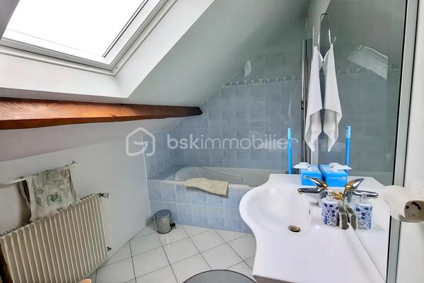 Située dans un environnement calme et privilégié de St Arnoult en Yveline,
 Découvrez cette agréable maison de style traditionnel offrant de beaux volumes et une configuration parfaite pour concilier vie de famille et télétravail.

Au rez-de-chaussée : Dès l'entrée, vous accédez à une vie de plain-pied confortable. Le grand salon/séjour avec une lumière traversante, réchauffé par une magnifique cheminée en pierre, constitue le cœur chaleureux de la maison. 

Ce niveau comprend également une cuisine aménagée ouverte , une salle d'eau, ainsi qu'une chambre confortable offrant une vue directe et un accès sur l'extérieur.

À l'étage : 
Un long couloir parqueté  dessert l'espace nuit et de travail. Vous y découvrirez trois belles chambres mansardées, dont un bureau indépendant ou une grande chambre, idéal pour travailler au calme. Toutes les pièces de cet étage sont particulièrement lumineuses grâce à leurs grandes fenêtres de toit.

Les extérieurs et annexes : 
La maison est édifiée sur une superbe parcelle arborée et fleurie. Vous profiterez de deux terrasses pour suivre le soleil à tout moment de la journée, d'un bel espace de verdure entièrement clos et d'un charmant petit verger. Un garage extérieur permet de stationner votre véhicule et offre un accès direct et pratique à la maison.

Ses atouts : 
Toiture et isolation refaites en 2025, double vitrage, aucun vis-à-vis direct, environnement verdoyant à proximité immédiate des commodités et des transports.