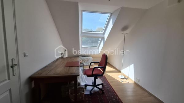 Située dans un environnement calme et privilégié de St Arnoult en Yveline,
 Découvrez cette agréable maison de style traditionnel offrant de beaux volumes et une configuration parfaite pour concilier vie de famille et télétravail.

Au rez-de-chaussée : Dès l'entrée, vous accédez à une vie de plain-pied confortable. Le grand salon/séjour avec une lumière traversante, réchauffé par une magnifique cheminée en pierre, constitue le cœur chaleureux de la maison. 

Ce niveau comprend également une cuisine aménagée ouverte , une salle d'eau, ainsi qu'une chambre confortable offrant une vue directe et un accès sur l'extérieur.

À l'étage : 
Un long couloir parqueté  dessert l'espace nuit et de travail. Vous y découvrirez trois belles chambres mansardées, dont un bureau indépendant ou une grande chambre, idéal pour travailler au calme. Toutes les pièces de cet étage sont particulièrement lumineuses grâce à leurs grandes fenêtres de toit.

Les extérieurs et annexes : 
La maison est édifiée sur une superbe parcelle arborée et fleurie. Vous profiterez de deux terrasses pour suivre le soleil à tout moment de la journée, d'un bel espace de verdure entièrement clos et d'un charmant petit verger. Un garage extérieur permet de stationner votre véhicule et offre un accès direct et pratique à la maison.

Ses atouts : 
Toiture et isolation refaites en 2025, double vitrage, aucun vis-à-vis direct, environnement verdoyant à proximité immédiate des commodités et des transports.