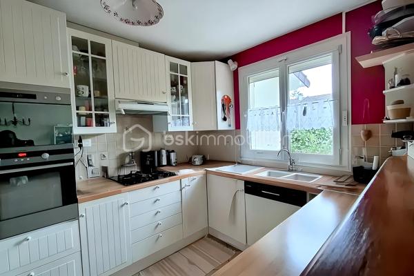 Située dans un environnement calme et privilégié de St Arnoult en Yveline,
 Découvrez cette agréable maison de style traditionnel offrant de beaux volumes et une configuration parfaite pour concilier vie de famille et télétravail.

Au rez-de-chaussée : Dès l'entrée, vous accédez à une vie de plain-pied confortable. Le grand salon/séjour avec une lumière traversante, réchauffé par une magnifique cheminée en pierre, constitue le cœur chaleureux de la maison. 

Ce niveau comprend également une cuisine aménagée ouverte , une salle d'eau, ainsi qu'une chambre confortable offrant une vue directe et un accès sur l'extérieur.

À l'étage : 
Un long couloir parqueté  dessert l'espace nuit et de travail. Vous y découvrirez trois belles chambres mansardées, dont un bureau indépendant ou une grande chambre, idéal pour travailler au calme. Toutes les pièces de cet étage sont particulièrement lumineuses grâce à leurs grandes fenêtres de toit.

Les extérieurs et annexes : 
La maison est édifiée sur une superbe parcelle arborée et fleurie. Vous profiterez de deux terrasses pour suivre le soleil à tout moment de la journée, d'un bel espace de verdure entièrement clos et d'un charmant petit verger. Un garage extérieur permet de stationner votre véhicule et offre un accès direct et pratique à la maison.

Ses atouts : 
Toiture et isolation refaites en 2025, double vitrage, aucun vis-à-vis direct, environnement verdoyant à proximité immédiate des commodités et des transports.
