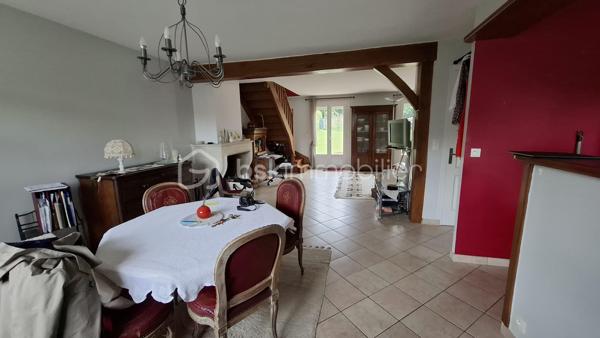 Située dans un environnement calme et privilégié de St Arnoult en Yveline,
 Découvrez cette agréable maison de style traditionnel offrant de beaux volumes et une configuration parfaite pour concilier vie de famille et télétravail.

Au rez-de-chaussée : Dès l'entrée, vous accédez à une vie de plain-pied confortable. Le grand salon/séjour avec une lumière traversante, réchauffé par une magnifique cheminée en pierre, constitue le cœur chaleureux de la maison. 

Ce niveau comprend également une cuisine aménagée ouverte , une salle d'eau, ainsi qu'une chambre confortable offrant une vue directe et un accès sur l'extérieur.

À l'étage : 
Un long couloir parqueté  dessert l'espace nuit et de travail. Vous y découvrirez trois belles chambres mansardées, dont un bureau indépendant ou une grande chambre, idéal pour travailler au calme. Toutes les pièces de cet étage sont particulièrement lumineuses grâce à leurs grandes fenêtres de toit.

Les extérieurs et annexes : 
La maison est édifiée sur une superbe parcelle arborée et fleurie. Vous profiterez de deux terrasses pour suivre le soleil à tout moment de la journée, d'un bel espace de verdure entièrement clos et d'un charmant petit verger. Un garage extérieur permet de stationner votre véhicule et offre un accès direct et pratique à la maison.

Ses atouts : 
Toiture et isolation refaites en 2025, double vitrage, aucun vis-à-vis direct, environnement verdoyant à proximité immédiate des commodités et des transports.