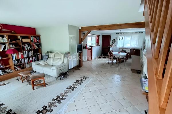 Située dans un environnement calme et privilégié de St Arnoult en Yveline,
 Découvrez cette agréable maison de style traditionnel offrant de beaux volumes et une configuration parfaite pour concilier vie de famille et télétravail.

Au rez-de-chaussée : Dès l'entrée, vous accédez à une vie de plain-pied confortable. Le grand salon/séjour avec une lumière traversante, réchauffé par une magnifique cheminée en pierre, constitue le cœur chaleureux de la maison. 

Ce niveau comprend également une cuisine aménagée ouverte , une salle d'eau, ainsi qu'une chambre confortable offrant une vue directe et un accès sur l'extérieur.

À l'étage : 
Un long couloir parqueté  dessert l'espace nuit et de travail. Vous y découvrirez trois belles chambres mansardées, dont un bureau indépendant ou une grande chambre, idéal pour travailler au calme. Toutes les pièces de cet étage sont particulièrement lumineuses grâce à leurs grandes fenêtres de toit.

Les extérieurs et annexes : 
La maison est édifiée sur une superbe parcelle arborée et fleurie. Vous profiterez de deux terrasses pour suivre le soleil à tout moment de la journée, d'un bel espace de verdure entièrement clos et d'un charmant petit verger. Un garage extérieur permet de stationner votre véhicule et offre un accès direct et pratique à la maison.

Ses atouts : 
Toiture et isolation refaites en 2025, double vitrage, aucun vis-à-vis direct, environnement verdoyant à proximité immédiate des commodités et des transports.