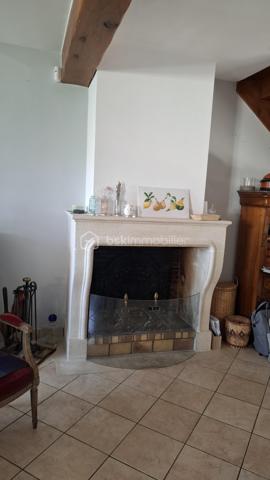 Située dans un environnement calme et privilégié de St Arnoult en Yveline,
 Découvrez cette agréable maison de style traditionnel offrant de beaux volumes et une configuration parfaite pour concilier vie de famille et télétravail.

Au rez-de-chaussée : Dès l'entrée, vous accédez à une vie de plain-pied confortable. Le grand salon/séjour avec une lumière traversante, réchauffé par une magnifique cheminée en pierre, constitue le cœur chaleureux de la maison. 

Ce niveau comprend également une cuisine aménagée ouverte , une salle d'eau, ainsi qu'une chambre confortable offrant une vue directe et un accès sur l'extérieur.

À l'étage : 
Un long couloir parqueté  dessert l'espace nuit et de travail. Vous y découvrirez trois belles chambres mansardées, dont un bureau indépendant ou une grande chambre, idéal pour travailler au calme. Toutes les pièces de cet étage sont particulièrement lumineuses grâce à leurs grandes fenêtres de toit.

Les extérieurs et annexes : 
La maison est édifiée sur une superbe parcelle arborée et fleurie. Vous profiterez de deux terrasses pour suivre le soleil à tout moment de la journée, d'un bel espace de verdure entièrement clos et d'un charmant petit verger. Un garage extérieur permet de stationner votre véhicule et offre un accès direct et pratique à la maison.

Ses atouts : 
Toiture et isolation refaites en 2025, double vitrage, aucun vis-à-vis direct, environnement verdoyant à proximité immédiate des commodités et des transports.