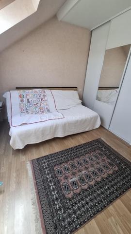 Située dans un environnement calme et privilégié de St Arnoult en Yveline,
 Découvrez cette agréable maison de style traditionnel offrant de beaux volumes et une configuration parfaite pour concilier vie de famille et télétravail.

Au rez-de-chaussée : Dès l'entrée, vous accédez à une vie de plain-pied confortable. Le grand salon/séjour avec une lumière traversante, réchauffé par une magnifique cheminée en pierre, constitue le cœur chaleureux de la maison. 

Ce niveau comprend également une cuisine aménagée ouverte , une salle d'eau, ainsi qu'une chambre confortable offrant une vue directe et un accès sur l'extérieur.

À l'étage : 
Un long couloir parqueté  dessert l'espace nuit et de travail. Vous y découvrirez trois belles chambres mansardées, dont un bureau indépendant ou une grande chambre, idéal pour travailler au calme. Toutes les pièces de cet étage sont particulièrement lumineuses grâce à leurs grandes fenêtres de toit.

Les extérieurs et annexes : 
La maison est édifiée sur une superbe parcelle arborée et fleurie. Vous profiterez de deux terrasses pour suivre le soleil à tout moment de la journée, d'un bel espace de verdure entièrement clos et d'un charmant petit verger. Un garage extérieur permet de stationner votre véhicule et offre un accès direct et pratique à la maison.

Ses atouts : 
Toiture et isolation refaites en 2025, double vitrage, aucun vis-à-vis direct, environnement verdoyant à proximité immédiate des commodités et des transports.