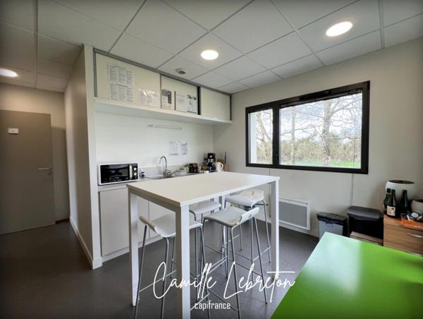 BUREAUX de 135m2 à louer VALLET (44) zone des Dorices - bâtiment professionnel récent en parfait état.