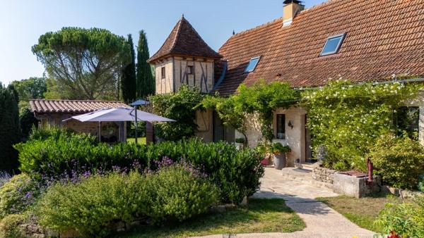 Maison en pierre immaculée avec maison d'hôtes, piscine, spa et jardins paysagers.