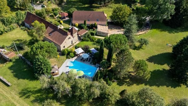 Maison en pierre immaculée avec maison d'hôtes, piscine, spa et jardins paysagers.