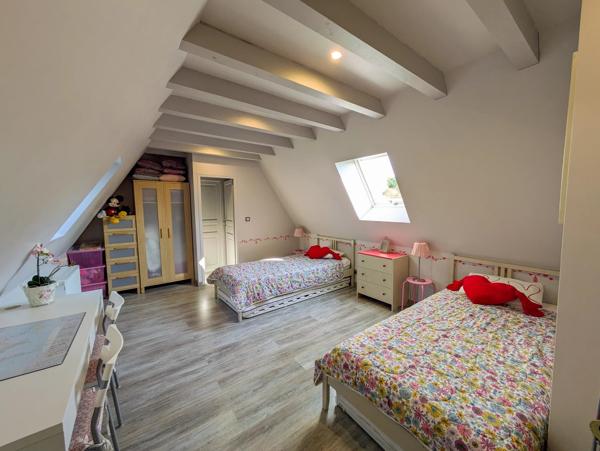 Maison en pierre immaculée avec maison d'hôtes, piscine, spa et jardins paysagers.
