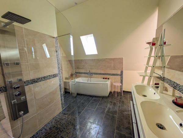 Maison en pierre immaculée avec maison d'hôtes, piscine, spa et jardins paysagers.