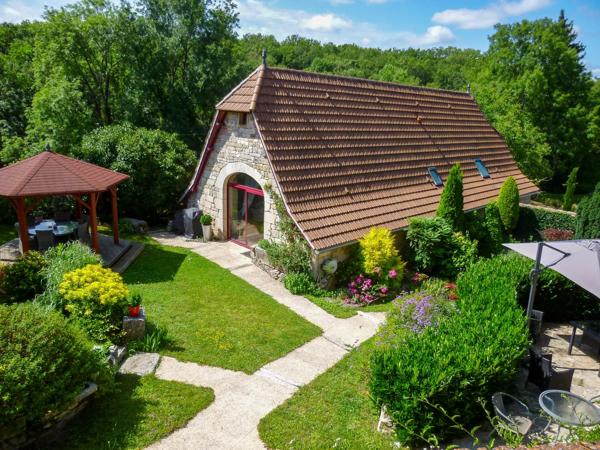 Maison en pierre immaculée avec maison d'hôtes, piscine, spa et jardins paysagers.