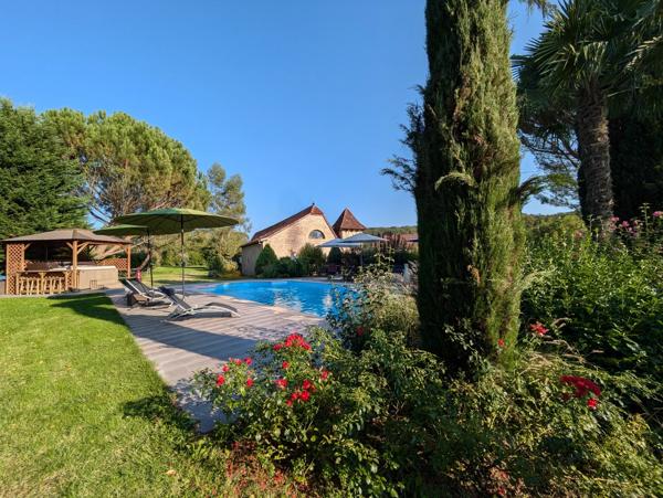 Maison en pierre immaculée avec maison d'hôtes, piscine, spa et jardins paysagers.