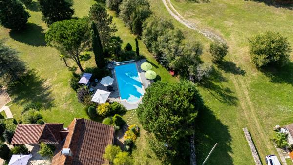 Maison en pierre immaculée avec maison d'hôtes, piscine, spa et jardins paysagers.