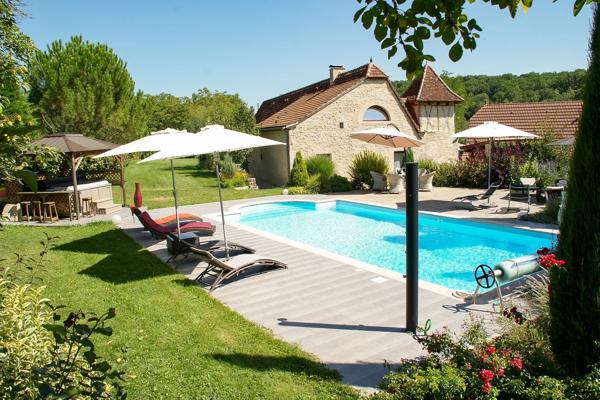 Maison en pierre immaculée avec maison d'hôtes, piscine, spa et jardins paysagers.