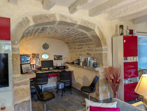 Maison en pierre immaculée avec maison d'hôtes, piscine, spa et jardins paysagers.