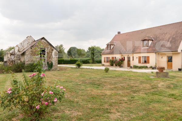 Pavillon traditionnel de 264m2 sur 15224m2 de terrain. 