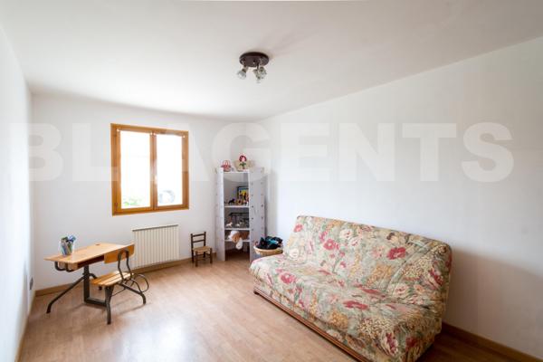 Pavillon traditionnel de 264m2 sur 15224m2 de terrain. 