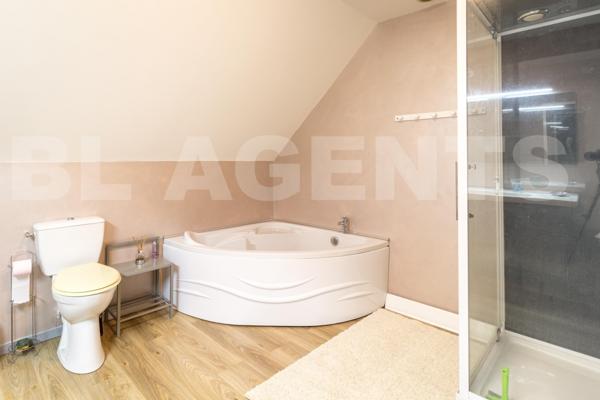 Pavillon traditionnel de 264m2 sur 15224m2 de terrain. 