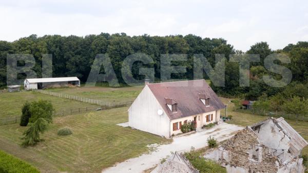 Pavillon traditionnel de 264m2 sur 15224m2 de terrain. 