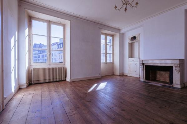 PAU Centre – À vendre Place de la Libération – T3 / Bureaux 83,5 m² à rénover – Face au Tribunal.