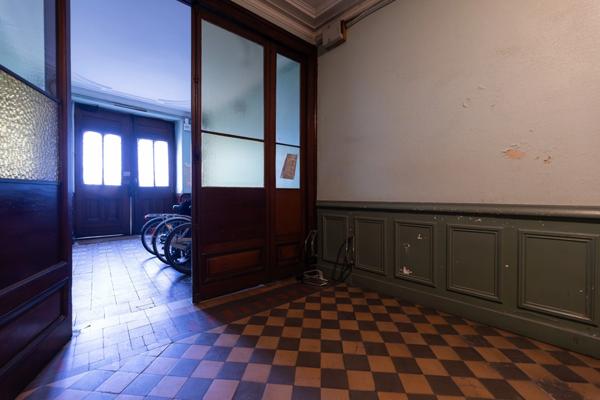 PAU Centre – À vendre Place de la Libération – T3 / Bureaux 83,5 m² à rénover – Face au Tribunal.