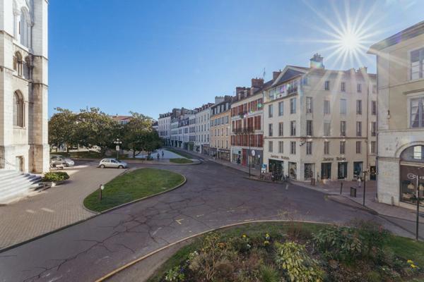 PAU Centre – À vendre Place de la Libération – T3 / Bureaux 83,5 m² à rénover – Face au Tribunal.