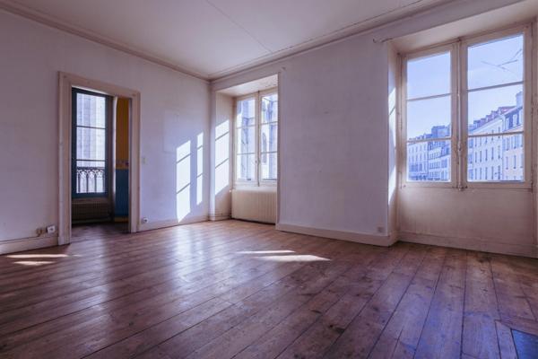 PAU Centre – À vendre Place de la Libération – T3 / Bureaux 83,5 m² à rénover – Face au Tribunal.