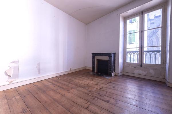 PAU Centre – À vendre Place de la Libération – T3 / Bureaux 83,5 m² à rénover – Face au Tribunal.