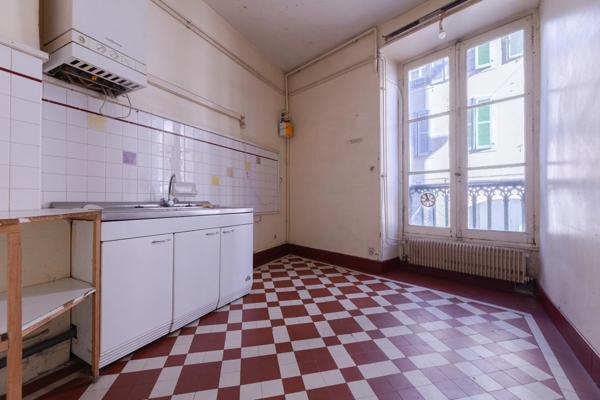 PAU Centre – À vendre Place de la Libération – T3 / Bureaux 83,5 m² à rénover – Face au Tribunal.