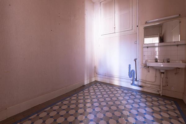 PAU Centre – À vendre Place de la Libération – T3 / Bureaux 83,5 m² à rénover – Face au Tribunal.