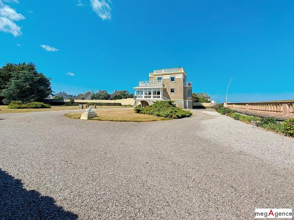 Maison à SAINT-VAAST-LA-HOUGUE, 50550 - 8 pièces 217m²