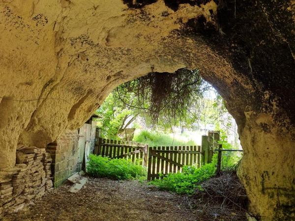 MAISON DE VILLAGE ET SES CAVES CHAMPIGNONNIERES