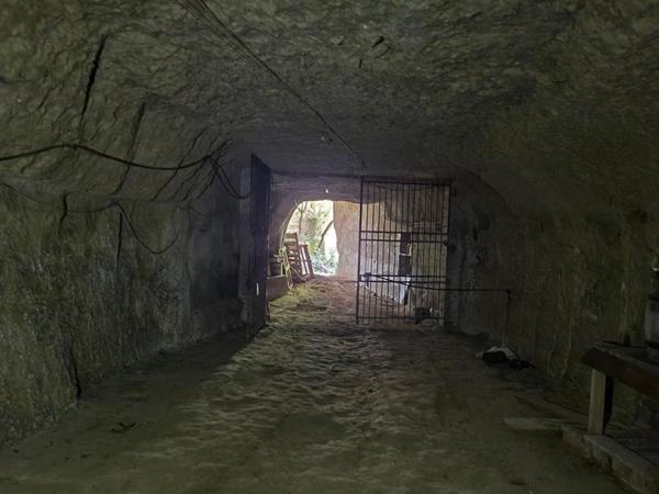 MAISON DE VILLAGE ET SES CAVES CHAMPIGNONNIERES