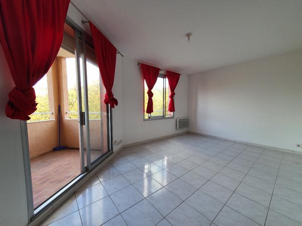 A LOUER - AIX EN PROVENCE - LA TORSE - STUDIO AVEC TERRASSE ET PK -PISCINE RESIDENCE