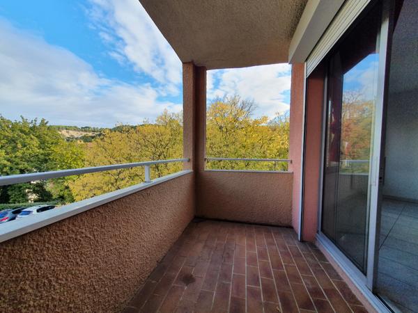 A LOUER - AIX EN PROVENCE - LA TORSE - STUDIO AVEC TERRASSE ET PK -PISCINE RESIDENCE